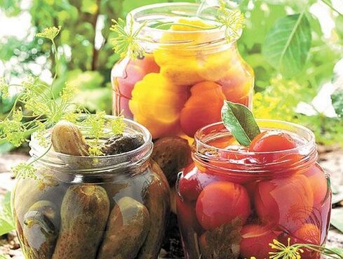 cetrioli e pomodori sottaceto per rimuovere i parassiti