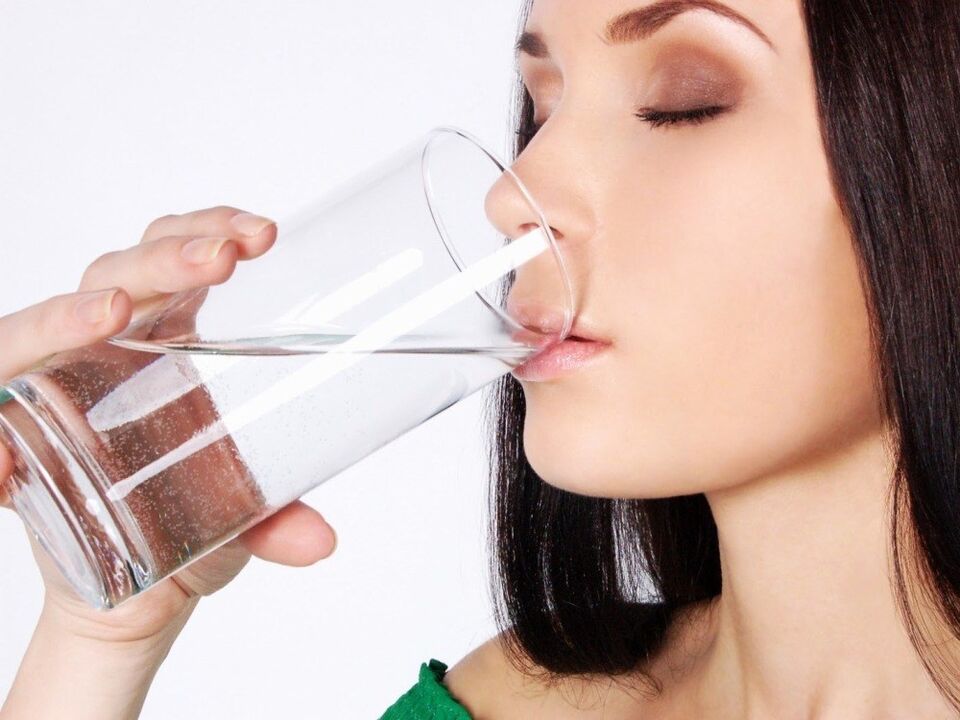 bere acqua prima di pulire il corpo dai parassiti
