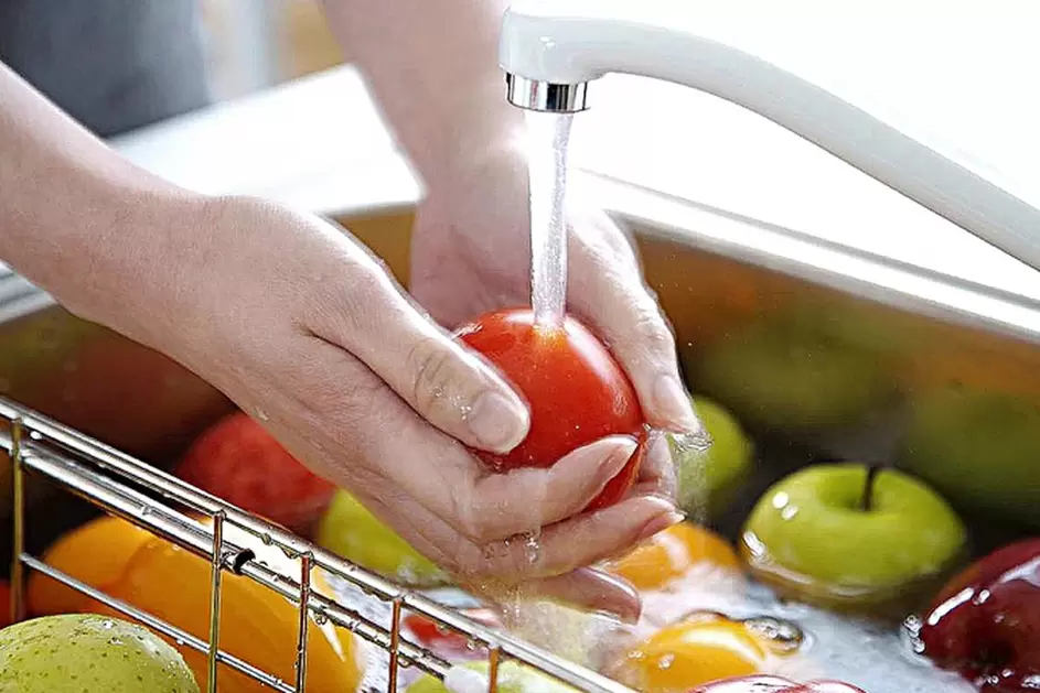 lavare frutta e verdura per prevenire l'infezione da vermi
