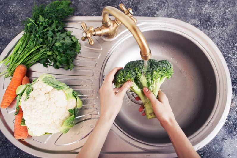 lavare le verdure per prevenire l'infezione da vermi