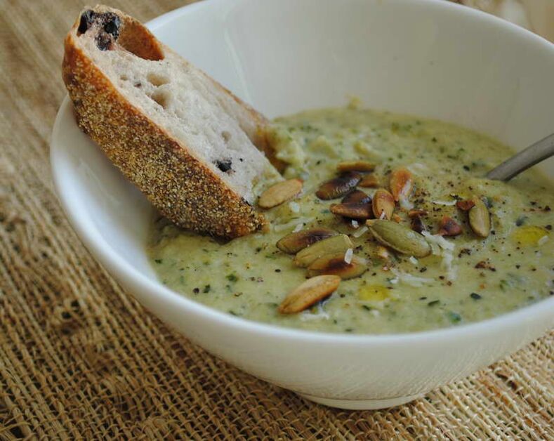 Nella dieta delle persone che vogliono eliminare i parassiti, la zuppa di purea con semi di zucca e aglio
