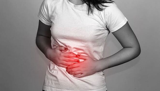 Il dolore addominale è un frequente compagno della presenza di parassiti nell'intestino. 